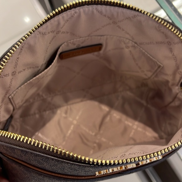 MICHAEL KORS
Jet Set Travel Medium Logo Dome Crossbody Bag
NWT - Picture 7 of 16